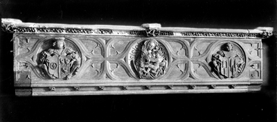 835587 Afbeelding van een schoorsteenfries (ca. 1510-1520), voorstellende Maria met Kind (Maria lactans) en twee ...